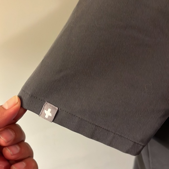 FIGS Scrub Top Women XS Technical Collection Shirt Grey Stretch Pockets - Picture 4 of 6